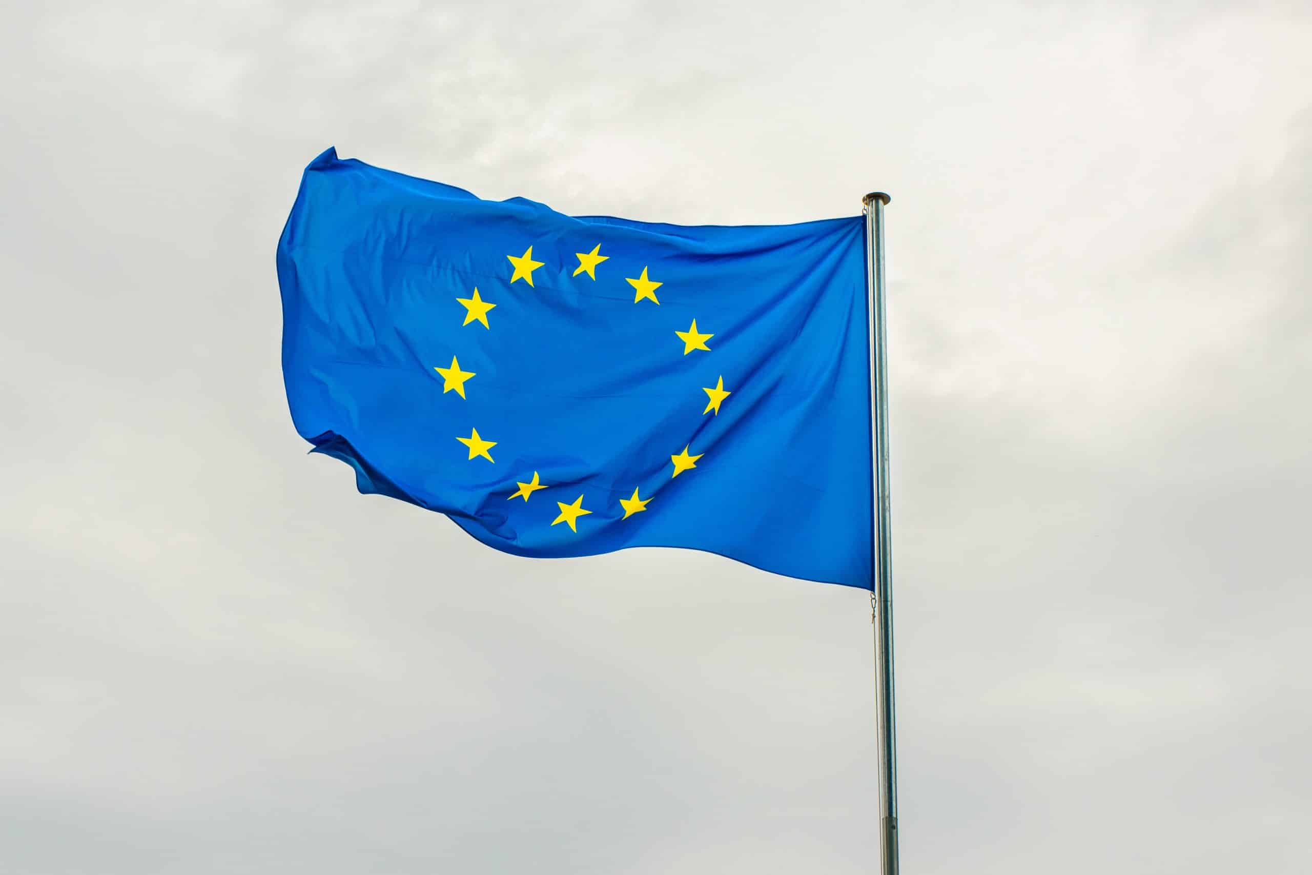 Evropská vlajka EU se vznáší ve větru. Dotace.